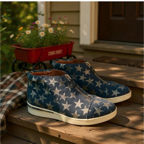 Kenneth Cole Gentle Souls Sneakers Size 8M Blue Star Print Zip Up - Picture 2 of 12